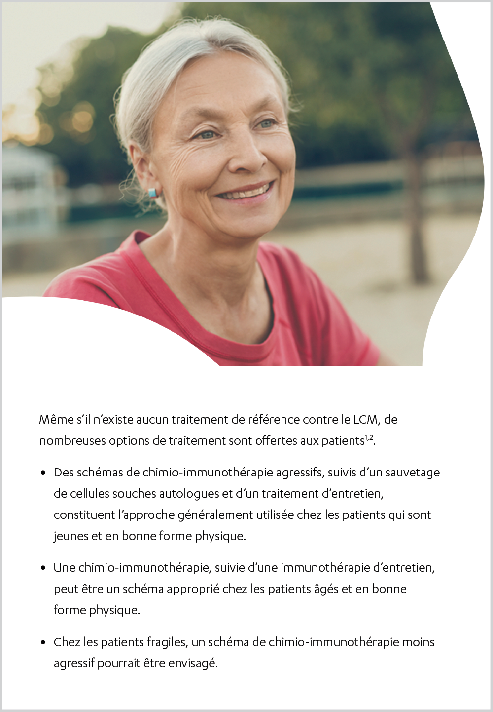 Image d’une femme âgée souriante à l’extérieur