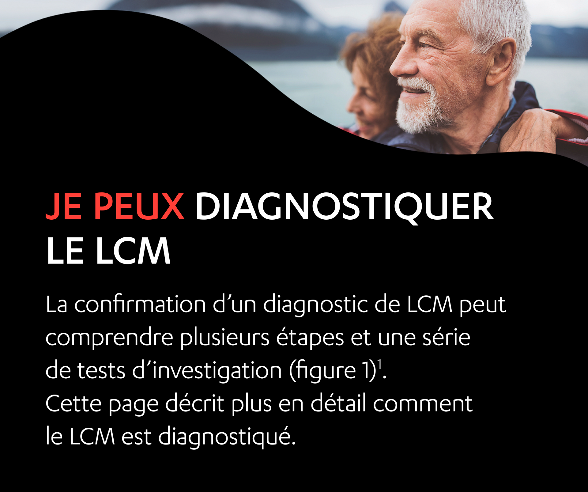 Un homme âgé debout à l’extérieur.