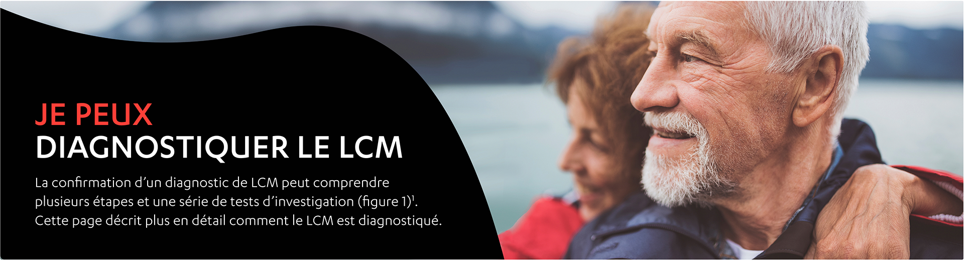 Un homme âgé debout à l’extérieur.