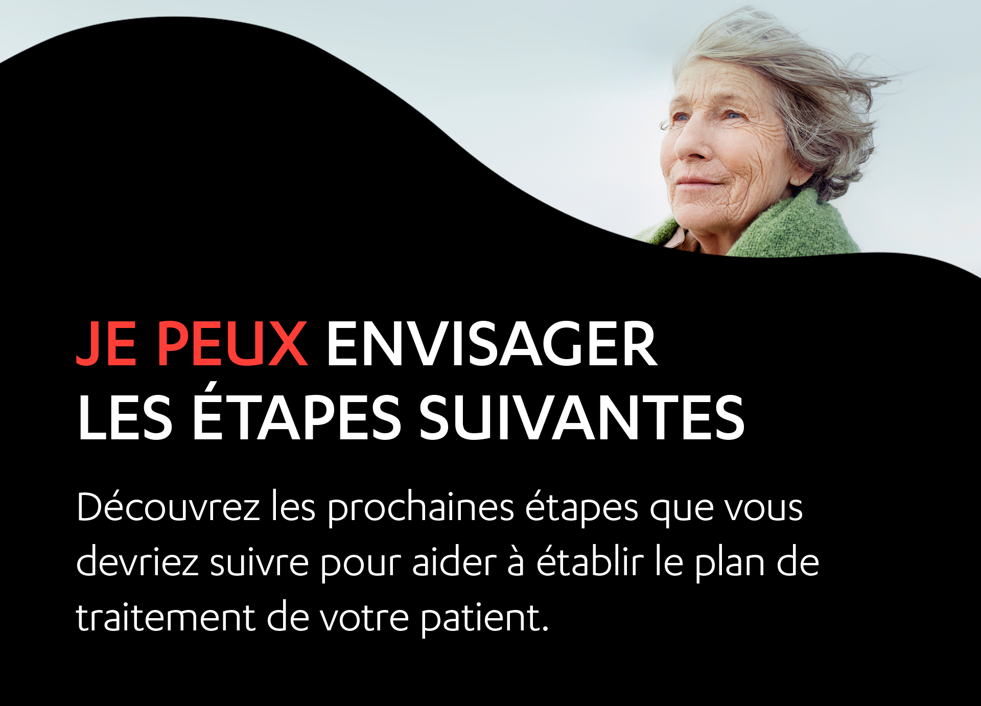 Femme âgée qui regarde devant elle sur une plage.