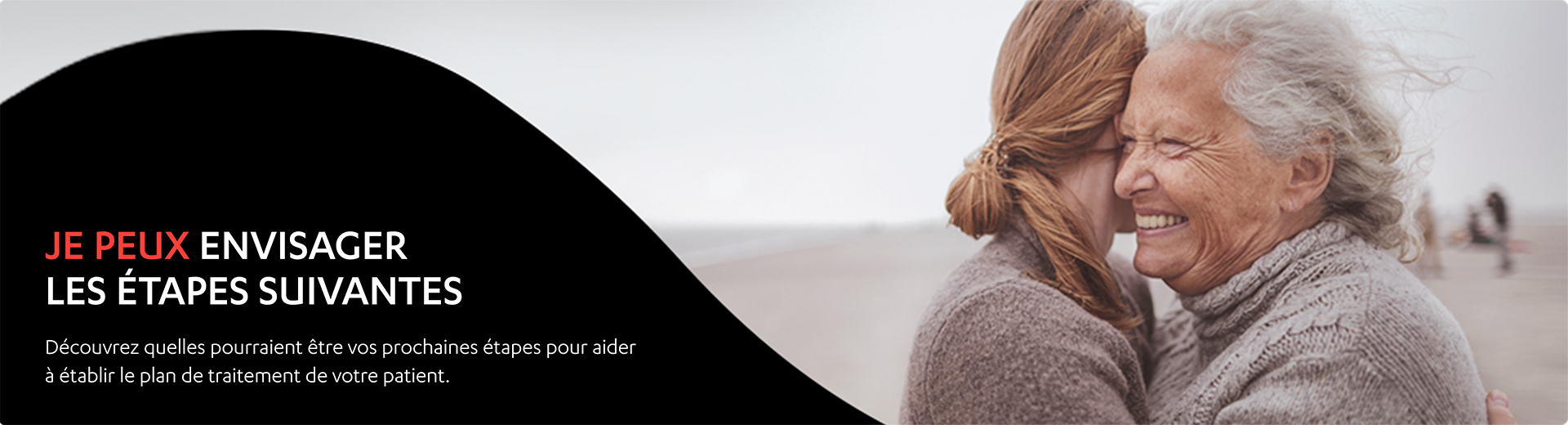 Femme âgée qui embrasse une femme plus jeune à la plage. Je peux envisager les étapes suivantes. Découvrez quelles pourraient être vos prochaines étapes pour aider à établir le plan de traitement de votre patient.