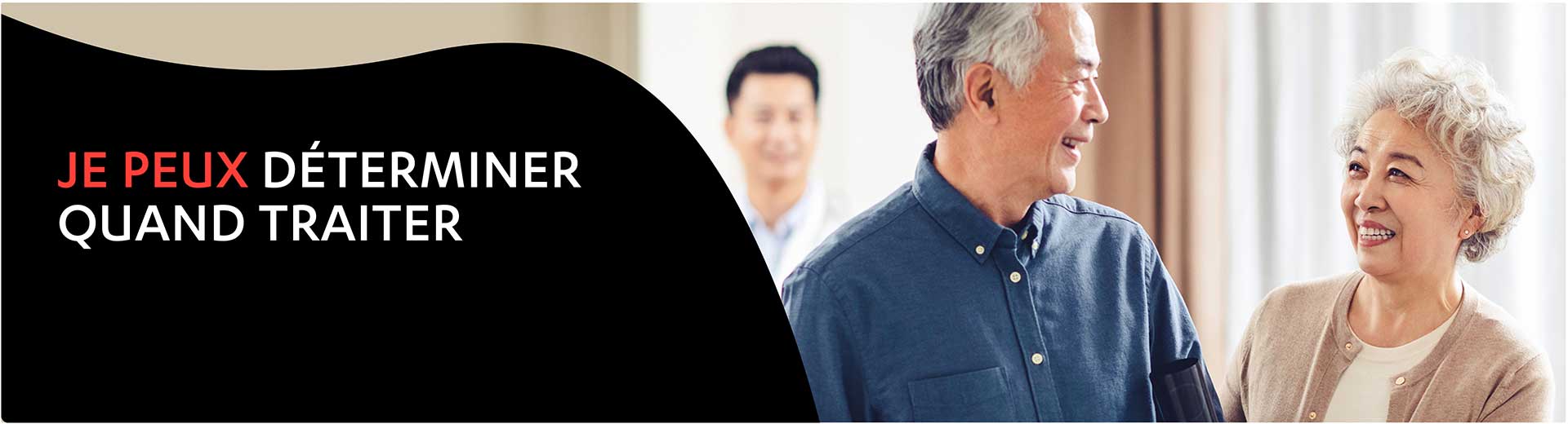 Image de parents âgés en train de rire au premier plan et un fils d’âge moyen en arrière-plan