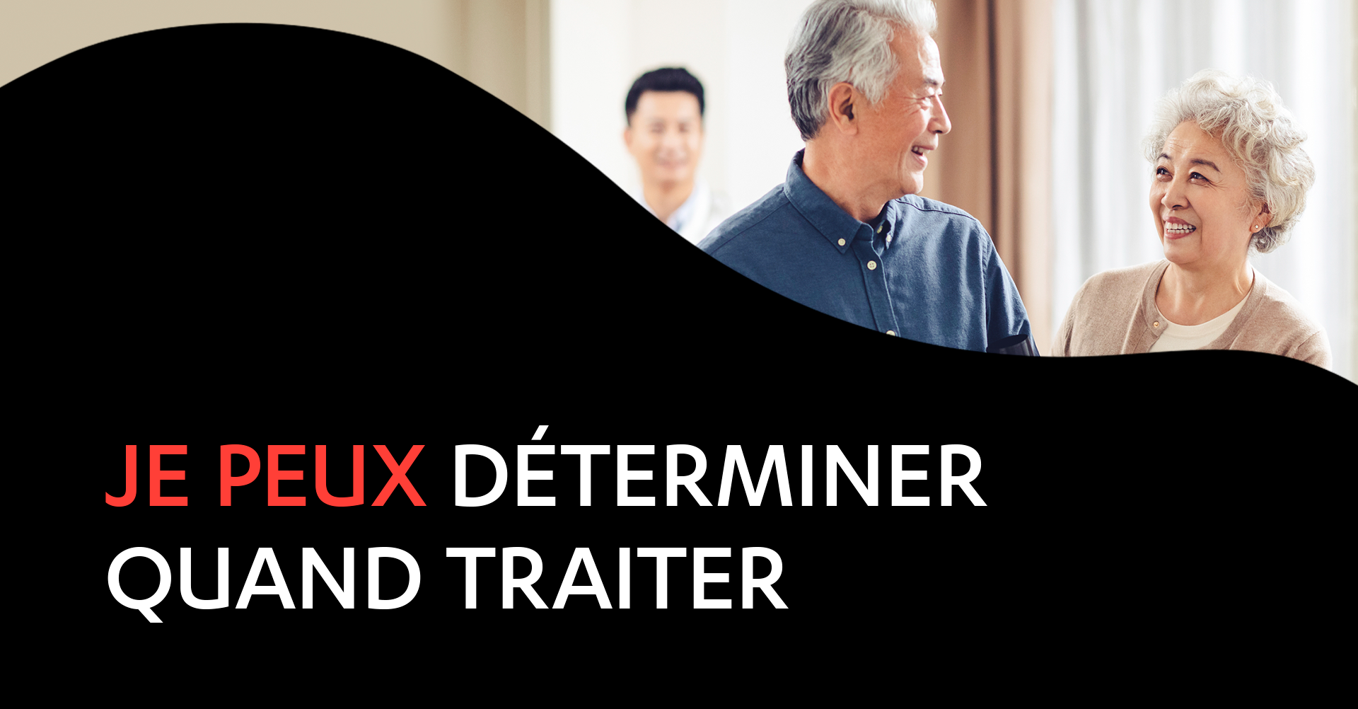 Image de parents âgés en train de rire au premier plan et un fils d’âge moyen en arrière-plan