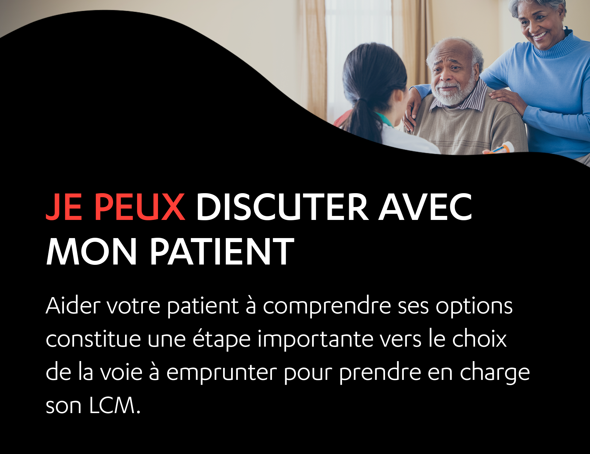 Image d’un couple âgé sur un sofa en train de parler à une personne d’âge moyen.