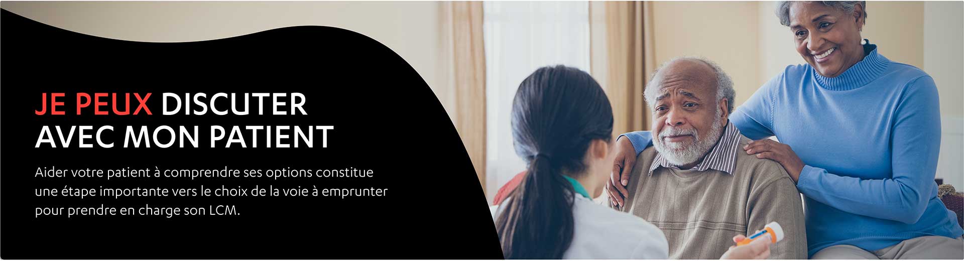 Image d’un couple âgé sur un sofa en train de parler à une personne d’âge moyen.