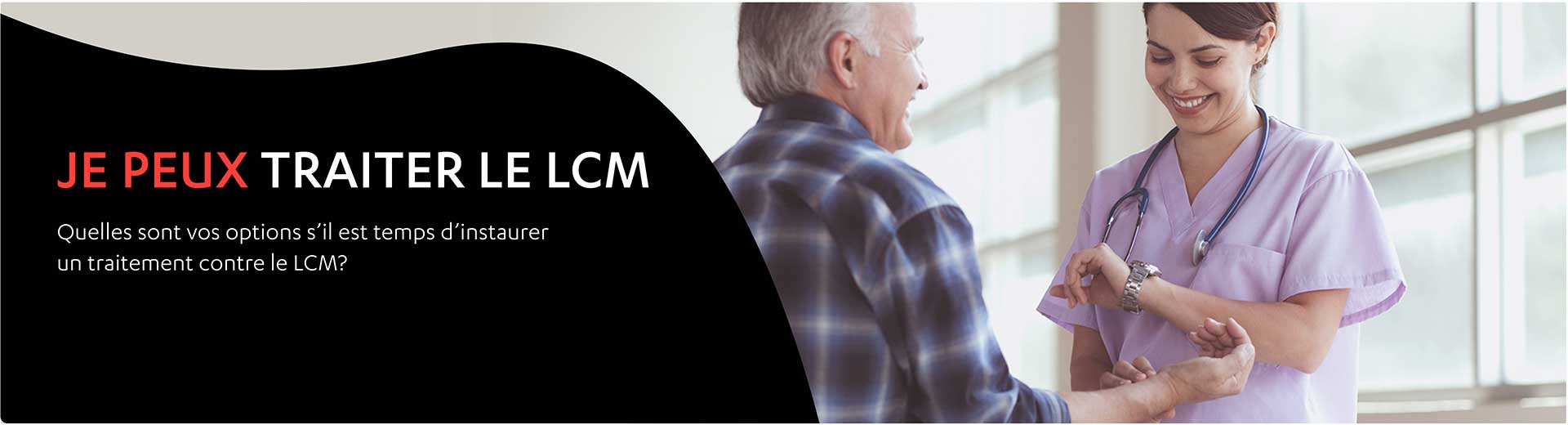 Image d’une infirmière en train de prendre le pouls d’un homme âgé qui est assis.